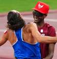 Mutaz Barshim (à direita) e Gianmarco Tamberi (à esquerda) comemoram a vitória  Foto: Reuters / BBC News Brasil