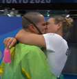 Bronze na piscina, ouro no amor: Bruno Fratus ganhou beijão de sua mulher e treinadora Michelle Lenhardt  Foto: Reprodução/YouTube