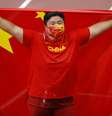 Gong Lijiao of China comemora a medalha de ouro com a bandeira da China Phil Noble Reuters  Foto:  Phil Noble  / Reuters