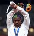 Atleta norte-americana Raven Saunders faz gesto ao receber medalha de prata na prova do arremesso de peso na Tóquio 2020
01/08/2021 REUTERS/Hannah Mckay  Foto: Reuters