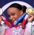 Rebeca Andrade segura medalhas de prata e de ouro que conquistou na Olimpíada de Tóquio
02/08/2021 REUTERS/Lindsey Wasson  Foto: Reuters