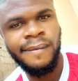 Enya Egbe (na foto) ainda está lidando com a perda do seu amigo após encontrar o corpo dele na aula de anatomia  Foto: Arquivo Pessoal / BBC News Brasil