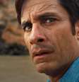 O mexicano Gael García Bernal em cena do suspense "Tempo", de M. Night Shyamalan, nos cinemas  Foto: Divulgação