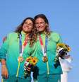 Martine Grael e Kahena Kunze no pódio após conquistarem medalha de ouro na Olimpíada de Tóquio
03/08/2021 REUTERS/Carlos Barria  Foto: Reuters