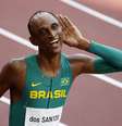 Alison dos Santos comemora seu bronze, glória olímpica após superar drama pessoal  Foto: Phil Noble/Reuters