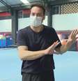 O repórter Diego Haidar surpreende ao fazer exercício de solo ao vivo no RJ1  Foto: Reprodução / Rede Globo / Estadão