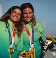 Martine Grael e Kahena Kunze recebem a medalha de ouro  Foto: Jonne Roriz/COB
