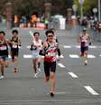 Atletas cruzam a linha de chegada diante de pequenos grupos de espectadores durante meia maratona de Hokkaido-Sapporo, evento-teste para a maratona olímpica da Tóquio 2020
05/05/2021 REUTERS/Issei Kato  Foto: Reuters