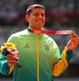 Thiago Braz exibe o seu bronze na cerimônia de pódio realizada nesta quarta-feira  Foto: Lindsey Wasson/Reuters