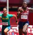 Com o brasileiro Rafael Pereira ao fundo, Grant Holloway corre para terminar semifinais na liderança  Foto: Lucy Nicholson/Reuters