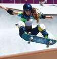 Yndiara Asp executa manobra durante a sua participação no skate park em Tóquio  Foto: Mike Blake/Reuters