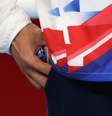 Benjamin Whittaker guarda a medalha de prata no bolso  Foto: Carl Recine / Reuters