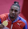 Arlen Lopez Cardona, de Cuba, mostra a medalha de ouro conquistada nesta quarta-feira Ueslei Marcelino Reuters  Foto: Ueslei Marcelino / Reuters
