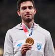 Miltiadis Tentoglou mostrando sua medalha de ouro  Foto: Patrick Smith / Divulgação