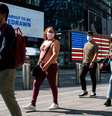 Pessoas caminham de máscara em Nova York 
 23/7/2021    REUTERS/Eduardo Munoz  Foto: Reuters