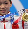 Quan Hongchan, da China, mostra sua medalha de ouro conquistada nesta quinta-feira Marko Djurica/Reuters  Foto:  Marko Djurica / Reuters