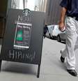 Anúncio de contratação em loja da Starbucks em Nova York
26/05/2021. 
REUTERS/Andrew Kelly/File Photo  Foto: Reuters