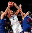 Brittney Griner, cestinha dos EUA, é marcada de perto por duas sérvias na semifinal  Foto: Kareem Elgazzar-USA TODAY Sports/Reuters