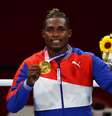 Julio Cesar La Cruz , de Cuba, exibe a medalha conquistada nesta sexta-feira nos Jogos Olímpicos de Tóquio Stoyan Nenov/Reuters  Foto:  Stoyan Nenov / Reuters