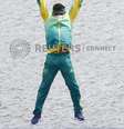 Isaquias Queiroz comemora o ouro no C1 1000m da canoagem velocidade 
 REUTERS/Maxim Shemetov  Foto: Reuters