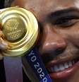 Hebert Souza comemora a medalha de ouro na categoria até 75 quilos do boxe  Foto: Reuters