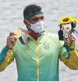 Isaquias Queiroz exibe a sua medalha de ouro no pódio dos Jogos Olímpicos  Foto: Maxim Shemetov/Reuters