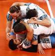 Jogadores argentinos comemoram a histórica vitória sobre o Brasil nos Jogos de Tóquio  Foto: Carlos Garcia Rawlins/Reuters