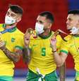 Jogadores descumprem regra e usam agasalho amarrado na cintura no pódio  Foto: REUTERS/Amr Abdallah Dalsh