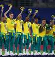 Jogadores brasileiros comemoram a medalha de ouro no pódio, em Yokohama  Foto: Amr Abdallah Dalsh/Reuters