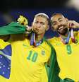 Richarlison comemora ouro olímpico do futebol ao lado de Matheus Cunha  Foto: Reuters