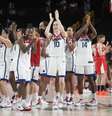 Jogadoras dos Estados Unidos festejam o título após a vitória sobre o Japão  Foto: James Lang-USA TODAY Sports/Reuters