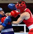 Brasileira (de azul) tenta se defender de golpe da irlandesa na final olímpica  Foto: Buda Mendes/Reuters