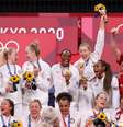 Jogadoras de vôlei dos EUA comemoram medalha de ouro nos Jogos Olímpicos de Tóquio Ivan Alvarado/Reuters  Foto: Ivan Alvarado  / Reuters