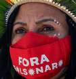 Mulher indígena protesta contra Bolsonaro em Brasília, em junho de 2021  Foto: DW / Deutsche Welle