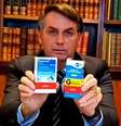Bolsonaro exibe caixas de Cloroquina durante a pandemia de covid-19 no Brasil  Foto: YouTube/Jair Bolsonaro / Pipoca Moderna