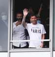 Lionel Messi acena para a torcida do PSG no aeroporto de Paris nesta terça-feira Yves Herman/Reuters  Foto: Yves Herman  / Reuters