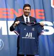 Lionel Messi posa com a camisa do PSG  Foto: Sarah Meyssonnier / Reuters