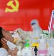 A cidade de Yangzhou, na província oriental de Jiangsu, promoveu várias rodadas de testes  Foto: Getty Images / BBC News Brasil