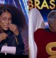 A atriz se atrapalhou ao dar um palpite de quem seria o tal mascarado, após receber a dica que 'era apaixonada por Thiaguinho'.  Foto: TV Globo/Reprodução / Famosos e Celebridades