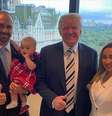 Eduardo Bolsonaro e família ao lado do ex-presidente dos EUA Donald Trump  Foto: Twitter / Reprodução