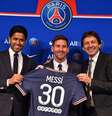 Messi recebe camisa do PSG   Foto: AdNews