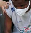Profissional de saúde aplica vacina contra Covid-19 em pessoa em situação de rua no centro do Rio de Janeiro
27/05/2021 REUTERS/Ricardo Moraes  Foto: Reuters