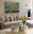 1. Modelo de tapete de lã branco com sofá bege e mesa de centro espelhada – Foto Pinterest  Foto: Viva Decora