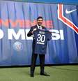 Lionel Messi posa com camisa do PSG em sua chegada ao clube
REUTERS/Sarah Meyssonnier  Foto: Reuters