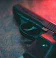 Criança encontra arma e mata mãe com tiro acidental na Flórida  Foto: Josiah S / iStock