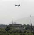 Helicóptero de transporte militar sobrevoa Cabul, Afeganistão  Foto: Stringer / Reuters