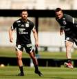 Luan durante treino ao lado de Giuliano no CT Joaquim Grava (Foto: Rodrigo Coca/Ag. Corinthians)  Foto: LANCE!