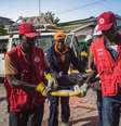 Socorristas retiram uma criança ferida dos escombros causados por um forte terremoto que atingiu o Haiti no sábado   Foto: Ralph Tedy Erol / Reuters