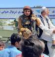 Combatente do Taliban senta em cima de veículo blindado do lado de fora do Aeroporto Internacional Hamid Karzai, em Cabul, no Afeganistão
16/08/2021 REUTERS/Stringer  Foto: Reuters