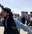 Integrante do Talibã em ação no aeroporto de Cabul  Foto: Reuters
